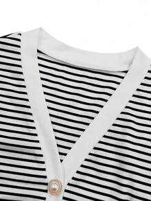 Elenzga Nueva camiseta casual elegante de manga corta con cuello en V acanalado, diseño de falso pliegue y ajuste ceñido para mujeres jóvenes - Blanco y Negro - Ver 5