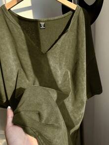 SHEIN EZwear 大码春夏服装，做旧酸洗宽松短袖V领T恤，纯棉面料，春夏款 - 軍綠色 - 查看 1