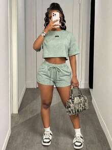 Slaydiva Bộ đồ hai mảnh nữ phong cách đường phố thường ngày mới nhất Xuân/Hè 2026, màu xanh lá cây, dáng rộng, cổ tròn, tay ngắn in họa tiết bông tuyết giả, kèm quần short ngắn. Thích hợp cho mặc hàng ngày, đi chơi, mua sắm, du lịch, nghỉ mát, đi biển, phong cách miền Tây, du mục, boho, trang phục sân bay, lễ hội, hòa nhạc, hẹn hò, thể thao, yoga, tiệc tùng. Trang phục đi sở thú, trang phục đi du thuyền, trang phục Y2K, trang phục làm việc tại nhà, quần áo mùa hè Y2K. - màu xanh lá - Xem 5