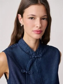 Nöista 这款深靛蓝色牛仔无袖上衣融合了中式旗袍元素，例如龙骨扣和斜襟设计。修身剪裁和百搭的深蓝色调，完美融合了“新中国风”和休闲服饰风格，是春夏都市休闲场合的理想之选。它展现出极具时尚感和独特魅力的外观。 - 藏蓝色 - 查看 9