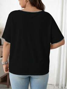 SHEIN LUNE Áo thun ngắn tay cổ chữ V họa tiết vỏ sò phối màu tương phản, phong cách tối giản thường ngày, dành cho phụ nữ cỡ lớn, thích hợp cho mùa hè. - Nhiều màu - Xem 2