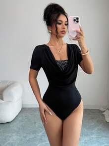 Elenzga 女士优雅黑色弹力面料连体衣，时尚荷叶边领口，饰以闪亮银箔圆点和褶裥腰线，适合度假、海滩和夏季假期穿着。 - 黑色 - 查看 1