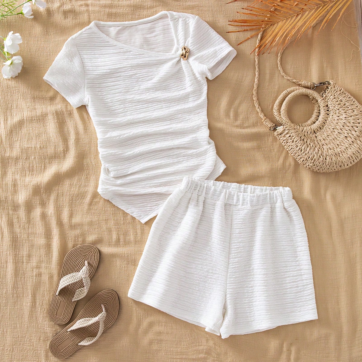 Conjunto de camiseta de manga corta asimétrica blanca de diseñador para adolescentes (niñas) con cuello en ángulo, cintura con volantes y hebilla