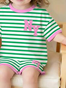 SHEIN Conjunto casual folgado de duas peças com estampa gráfica retrô em blocos de cores para bebês meninas, em verde e rosa vibrantes, ideal para passeios de verão, estilo coreano, confortável e estiloso, Y2K, kawaii, perfeito para festas, uso diário, férias, fofo, confortável, verão 2026, cottagecore, casual de fim de semana, passeio em família, ensaio fotográfico, look descontraído, blusas estampadas para bebês e meninas. - Multicolorido - Ver 3
