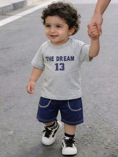 SHEIN Bộ 2 món cho bé trai và bé gái, gồm áo thun tay raglan in chữ tiếng Anh phía trước, màu kaki, cổ tròn và quần short cạp chun có dây rút và túi vá, thích hợp cho dã ngoại, mặc hàng ngày, du lịch, thích hợp cho mùa hè. Quần áo trẻ em cho bé trai, quần áo mùa hè cho bé trai, quần áo mùa hè cho bé trai, quần áo trẻ em.