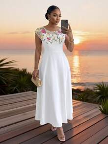SHEIN Lady CURVE Vestido elegante de talla grande para mujer con bordado floral y parches de malla - Blanco - Ver 4