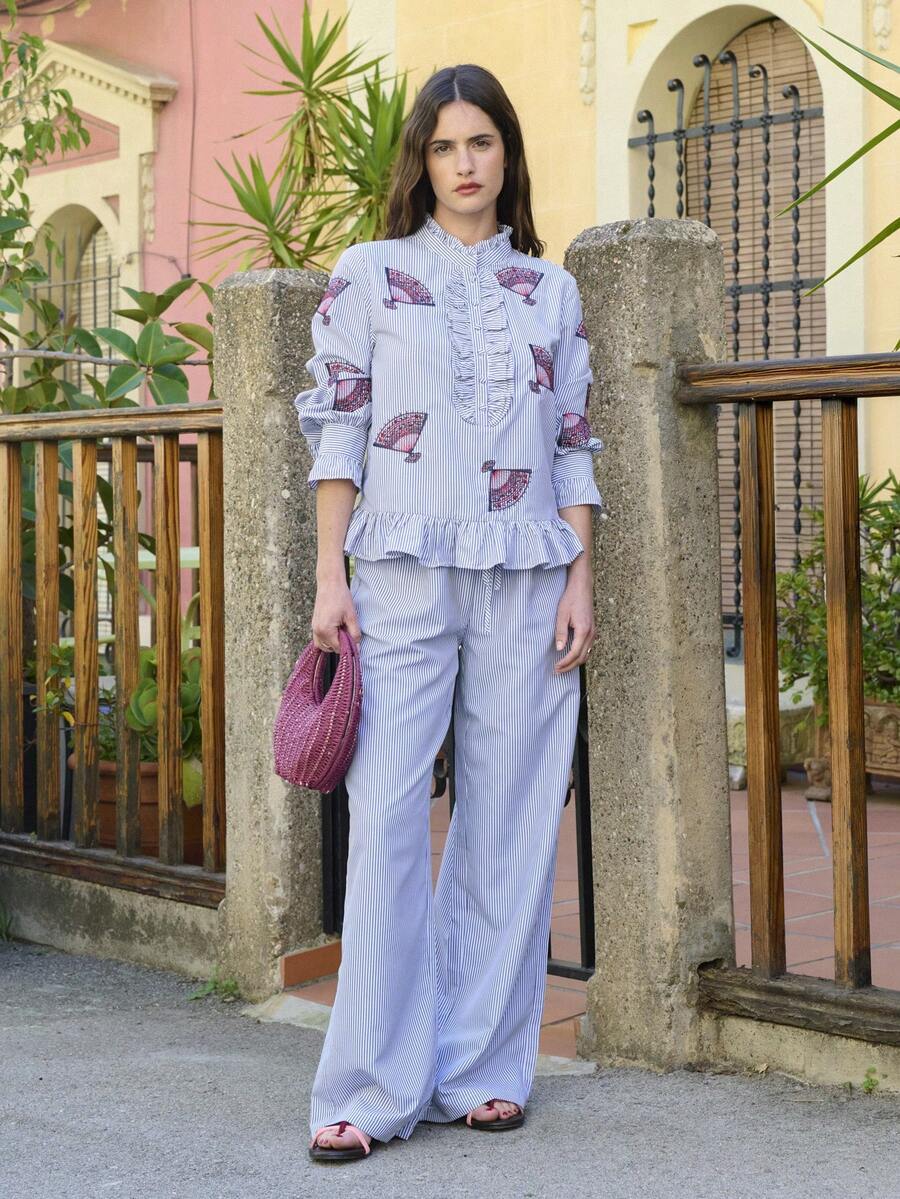 Nöista Bộ đồ hai mảnh kẻ sọc gồm áo tay dài thêu họa tiết, cổ tàu, nẹp áo và gấu áo xếp ly. Quần ống rộng thoải mái đi kèm có lưng thun co giãn với dây rút điều chỉnh. Phù hợp cho mọi dịp, mùa xuân, hè, lễ Phục sinh, các ngày lễ. - Xanh đậm - Xem 1