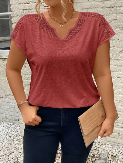 SHEIN Frenchy Áo thun cổ chữ V cỡ lớn phối ren mùa hè, có chi tiết khoét eo, thích hợp cho kỳ nghỉ.