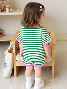 SHEIN Conjunto casual folgado de duas peças com estampa gráfica retrô em blocos de cores para bebês meninas, em verde e rosa vibrantes, ideal para passeios de verão, estilo coreano, confortável e estiloso, Y2K, kawaii, perfeito para festas, uso diário, férias, fofo, confortável, verão 2026, cottagecore, casual de fim de semana, passeio em família, ensaio fotográfico, look descontraído, blusas estampadas para bebês e meninas. - Multicolorido - Ver 2