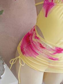 Swim Glamine Bonvoyette 新款女士优雅浪漫粉彩两件式比基尼套装，花卉印花挂脖两件式泳衣，搭配透视网纱罩衫迷你裙，饰以粉紫色百合印花，深V领点缀象牙色/奶油色珍珠，腰部褶皱设计，可调节挂脖肩带，是热带夏季海滩度假、泳池派对和浪漫度假村之旅的完美之选，尽显海岛风情和摩登气息。 - 黃色 - 查看 7