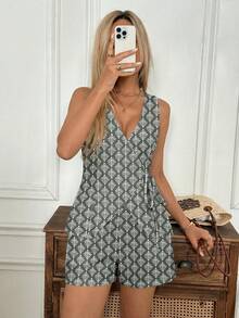 SHEIN LUNE Bộ đồ 2 món gồm áo hai dây không tay cổ chữ V sâu in họa tiết kẻ sọc, phối cùng quần short ngắn cùng màu, chất liệu vải dệt. - Nhiều màu - Xem 3