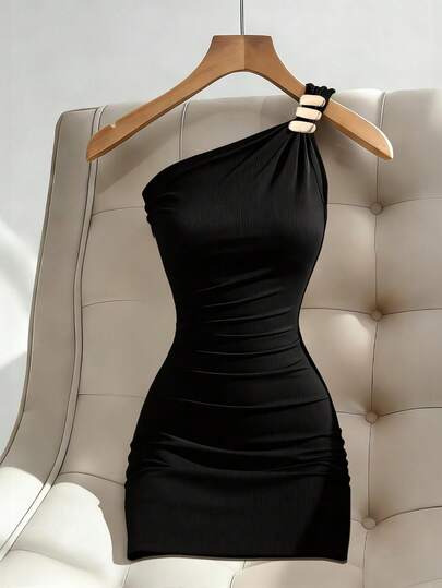 Franclia Vestido mini ajustado negro y sexy para mujer con cuello asimétrico, cintura ceñida, que estiliza la figura, espalda descubierta, versátil y elegante