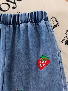 SHEIN 2 peças/Conjunto Meninas (Pequeno) Regata com Babados Texturizados de Morango e Calça Jeans com Bolso Bordado de Morango, Conjunto de Férias de Verão - Roxo - Visão 7