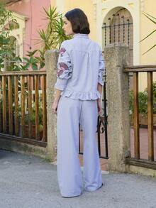 Nöista Bộ đồ hai mảnh kẻ sọc gồm áo tay dài thêu họa tiết, cổ tàu, nẹp áo và gấu áo xếp ly. Quần ống rộng thoải mái đi kèm có lưng thun co giãn với dây rút điều chỉnh. Phù hợp cho mọi dịp, mùa xuân, hè, lễ Phục sinh, các ngày lễ. - Xanh đậm - Xem 2