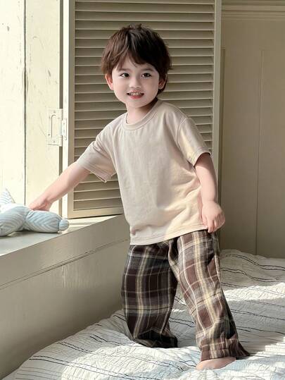 DAZY Bộ đồ ngủ 2 món thoải mái cho bé trai: Áo thun cổ tròn tay ngắn và quần kẻ caro rộng rãi.