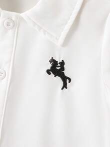 SHEIN Playful Pals 三件套。白色心形刺绣女婴衬衫，搭配藏蓝色多功能舒适披肩和同款百褶裙。适合夏季时尚休闲街头穿搭。也适合作为女童夏季套装、女婴校服裙装、女婴裙装套装和夏季女童套装。 - 灰色 - 查看 6