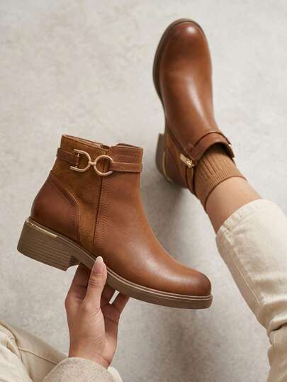 Botines mujer tacón medio piel sintética detalle metálico cierre lateral fácil, cómodo, plantilla acolchada, bota urbana, juvenil, moderna, elegante, casual, ideal para ciudad, diario, trabajo, oficina, caminar, fiesta, otoño, invierno, primavera, resistente, suela antiderrapante, sandalia dama fashion mexicana latina, botín flexible, combinación jeans, vestido, pantalón, falda, catálogo, regalo, confort femenino, estilo sofisticado, bota femenina, moda, diseño actual, zapato best seller