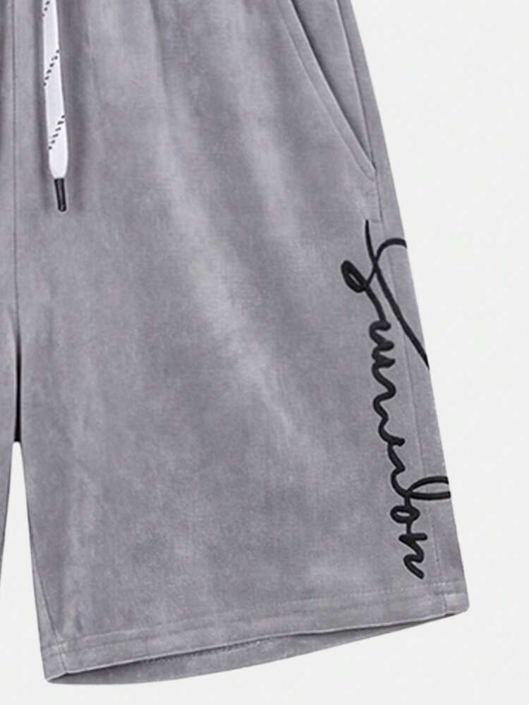 Conjunto de Camiseta Cinza de Veludo Oversized e Shorts Co Ord com Impressão de Logotipo em Estilo de Assinatura, Roupa Casual de Verão para Descanso