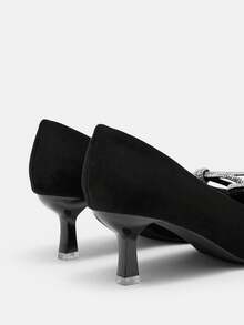 CUCCOO CURVES Scarpe da donna con ampia vestibilità, punta affusolata, tacco sottile, con strass neri, cinturino sottile con fiocco e fibbia, semplici e classiche, comode per l'uso quotidiano, con tacco alto rinforzato, taglie grandi - nero - Visualizzare 3