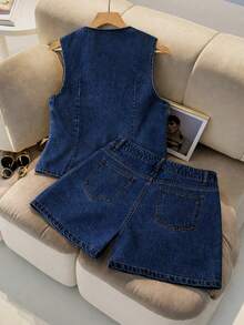 GlowEve Bộ đồ nữ đơn giản gồm áo gile denim cài một hàng khuy và quần short denim có túi khóa kéo. - Rửa trung bình - Xem 2