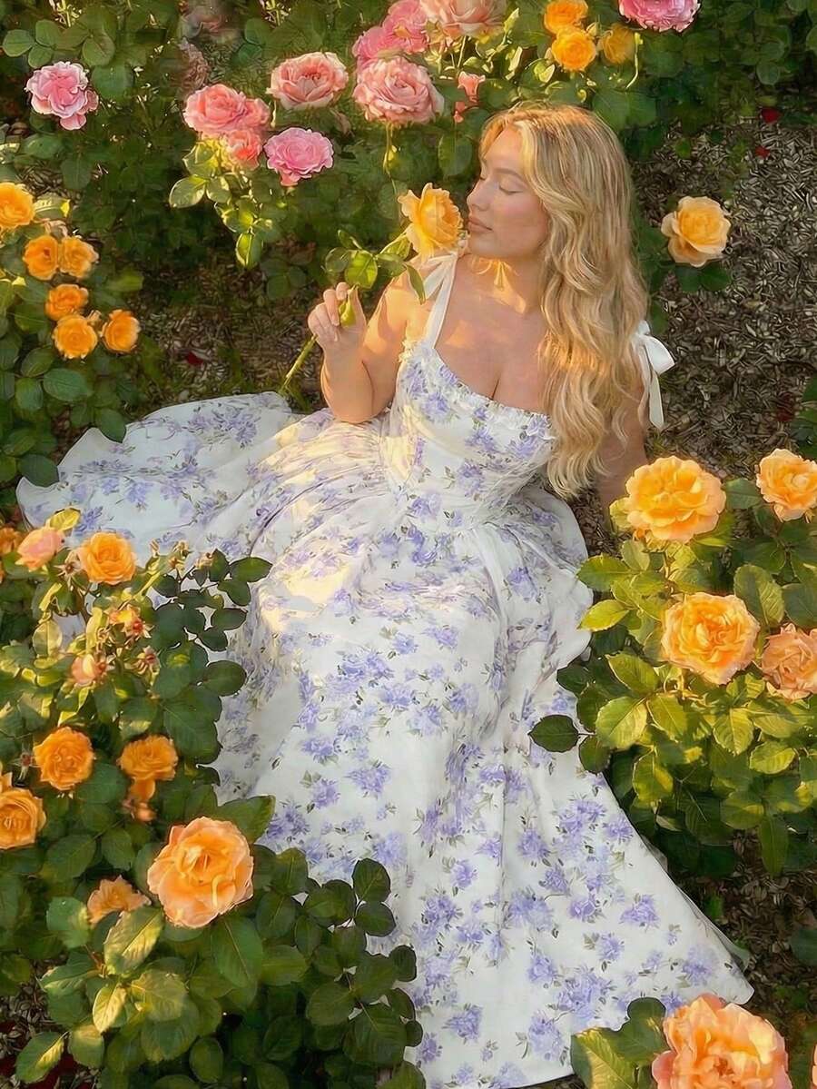 SHEIN MOD Große Größen Blaues Blume Muster Romantisches Langes Kleid mit Schleife - Garten Teefeier, Date, Party, Damen Sommer und Frühlings Kleid, Strandmode, Frühlingsferien, Urlaub, Picknick, Festival, Geburtstags Outfit. Weiß Lila Blume Muster Midi Kleid Schleife Träger Romantische Rüschen Kragen Künstlerisches Muster Leicht Fließend Silhouette Elegant Weiche Haptik Geraffter Taille Vintage Inspiriert A-Linie Rock Sommer Stil Feminin Ärmellos Pastelldesign Zarte Strukturierte Textur, Sommer Urlaubsoutfits