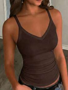 Slaydiva 2026春夏新款休闲百搭纯白色罗纹V领露背褶皱女式背心。适合约会、情人节、婚礼季、派对、夜店、运动、瑜伽、度假、海滩、波西米亚风、沙滩、返校、日常出行、下午茶、早午餐、机场穿搭等场合。 - 棕色 - 查看 1