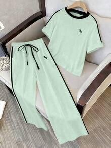 Everyssa 2件套女士时尚圆领刺绣印花撞色滚边T恤，休闲弹力腰斜插口袋刺绣阔腿裤套装 - 彩色 - 查看 4