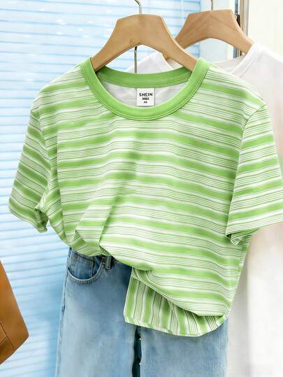 Camiseta de manga corta de cuello redondo a rayas de colores casuales, diseñada para niñas, cómoda para el verano/otoño, adecuada para el uso diario. Blusa de cuello redondo casual, diseño a rayas minimalista adecuado para el uso diario, las vacaciones y todas las estaciones. Blusa verde linda y fresca, artículo de verano, blusa para niñas, de moda para niñas de 4 a 7 años, estilo retro de rayas clásicas y vintage