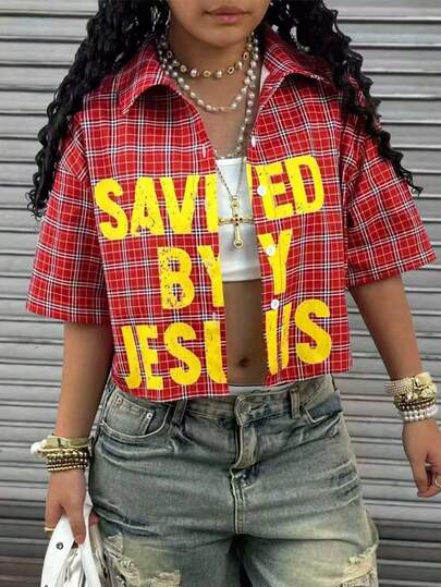 SHEIN Teenage Girls' Black & White Plaid Letter Print Drop Shoulder Short Sleeve Shirt, Children's Cropped Cardigan, Shirt Collar, Drop Shoulder Design, Low Neckline, Girls' Plaid & Letter Print Short Sleeve Top, Suitable For Daily Wear, Outings, Spring & Summer
