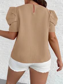 SHEIN Clasi Camisa casual de mujer de talla grande con cuello redondo y mangas cortas con pétalos de unicolor - Caqui - Ver 2