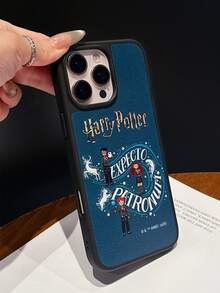 HARRY POTTER X SHEIN 这款哈利波特卡通图案二合一手机壳采用TPU+PC材质，兼具防震磨砂质感和皮革纹理，可有效防止手汗。精致的心形图案能有效保护您的苹果14/15和16/17 Pro Max手机。 - 彩色 - 查看 5