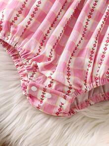 SHEIN بدلة بنات رضع 1 قطعة من عمر شهر إلى 3 سنوات، طراز صيفي أنيق وجذاب، بطبعات زهور وخطوط متقاطعة، بدون أكمام - وردي - مشاهدة 7