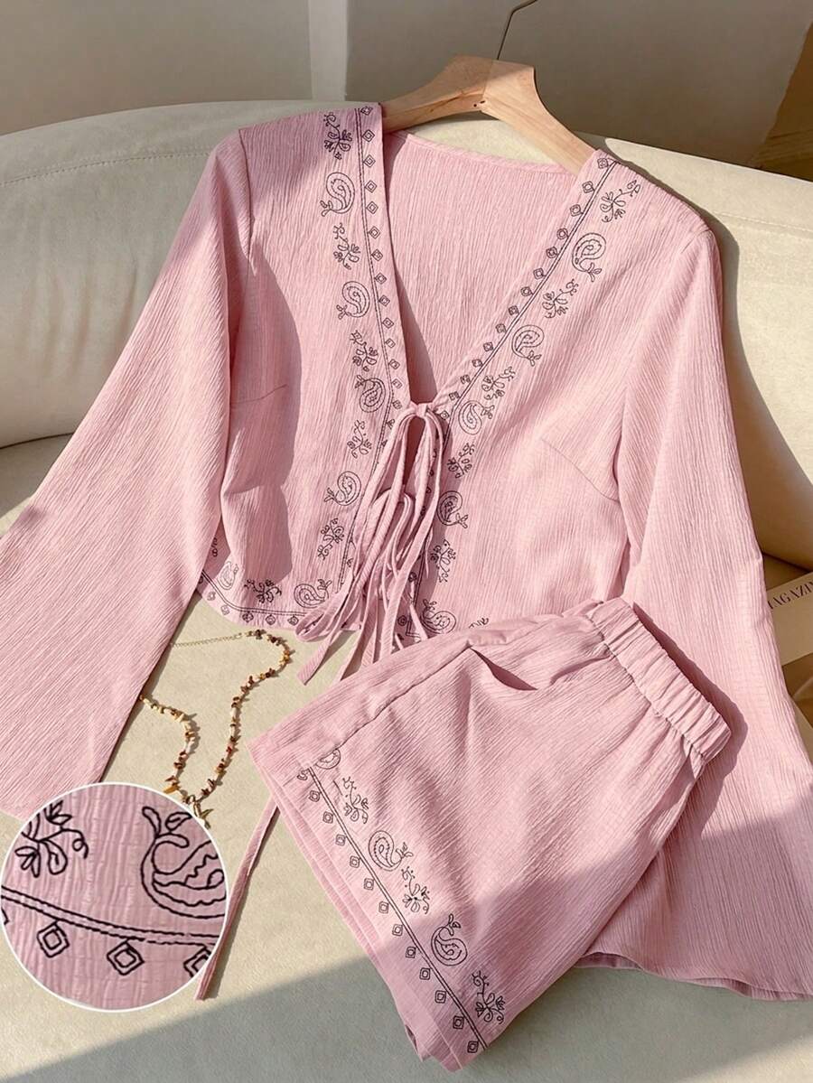 SHEIN EZwear 女款花卉刺繡梭織V領扭轉前襟長袖上衣與短褲休閒兩件套 - 淺粉色 - 查看 1