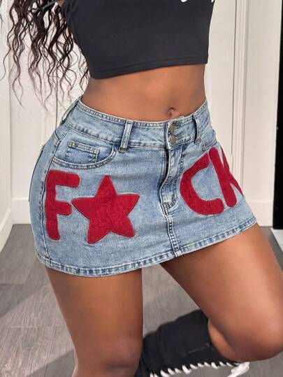 Slaydiva Chân váy mini denim ôm sát người, thêu chữ và có túi dành cho nữ.