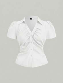 SHEIN MOD 大码女式V领荷叶边喇叭袖衬衫，收腰设计，黑色，女巫风服装，纽扣衬衫，演唱会女装，服装，机场女装，短袖衬衫 - 白色 - 查看 1