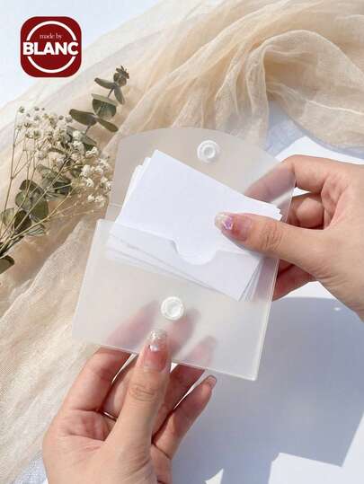 Madebyblanc Caja de almacenamiento estilo Ins, caja de almacenamiento de apariencia alta con escarcha, organizador portátil de cuentas manuales, caja de almacenamiento a prueba de polvo con tapa abatible, caja de almacenamiento con hebilla oculta con escarcha, caja pequeña de estilo minimalista, organizador multiusos para tarjetas de visita, fundas para tarjetas, fotos de identificación, cuentas manuales, pegatinas, tarjetas DIY, artículos culturales y creativos, compacto y ligero, fácil de transportar y almacenar, adecuado para el hogar, la oficina, el dormitorio, el escritorio de estudio y el almacenamiento en el bolso, elegante y práctico para uso diario.