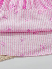 SHEIN Vintaside Kids Đầm bé gái tay loe cổ vuông kẻ sọc dọc, điểm nhấn nơ 3D, họa tiết bướm khắp thân đầm, kiểu Pháp tươi tắn và ngọt ngào, dáng rộng thoải mái, thích hợp cho mùa hè. - Hồng - Xem 9