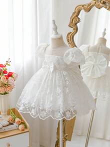 SHEIN Glamorique Kids 女嬰白色夏季優雅花童禮服，甜美蕾絲刺繡蝴蝶結裝飾公主裙，適用生日派對、婚禮、洗禮與受洗儀式 - 白色 - 查看 3