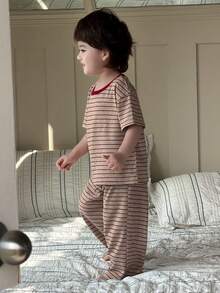 DAZY Bộ đồ ngủ cho bé trai, gồm áo thun dài tay cổ tròn kẻ sọc và quần dài. - màu xanh lá - Xem 9