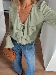 Một quý cô dệt nên chiếc áo sơ mi thanh lịch và sành điệu để mặc đi làm vào mùa thu. - màu xanh lá - Xem 4