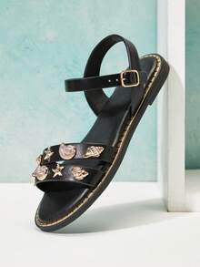 Mini mi #OceanCharm Sandalias planas negras de PU con doble correa, decoración de conchas y estrellas de mar para niñas - Suela con ribete dorado, elegante y lista para el verano - Negro - Ver 6