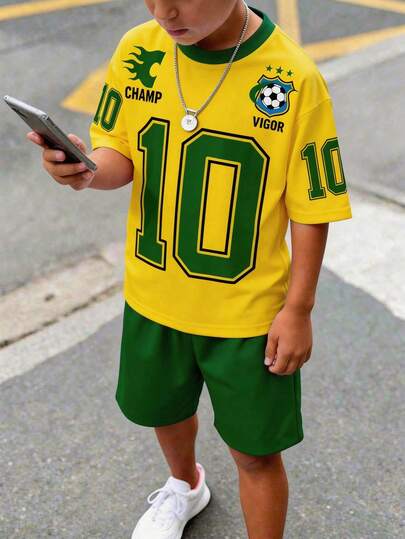 SHEIN Conjunto de camiseta casual simple para niño, con estampado gráfico de fútbol clásico, adecuado para deportes