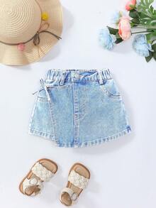 SHEIN Playful Pals 女婴牛仔短裙，夏季新品，休闲可爱，浅蓝色牛仔布，松紧腰不对称裹身设计配蝴蝶结，宽松A字廓形，柔软棉质牛仔面料，适合日常穿着、度假、外出、派对等场合。 - 淺色水洗藍 - 查看 2