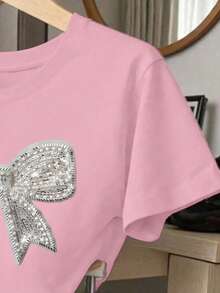 SHEIN Bộ 2 món dành cho bé gái tuổi teen, gồm áo thun ngắn tay đính nơ và quần short hồng rộng rãi, thích hợp cho mùa xuân, hè, thu, thoải mái và đa năng. Bộ đồ màu hồng cổ điển. - Hồng - Xem 5