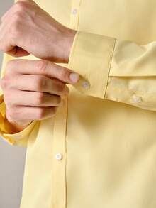 VeloEdit Kemeja Formal Pria Lengan Panjang Warna Kuning untuk Bisnis dan Perjalanan, Bahan Kain, Kancing Depan, Potongan Reguler, Gaya Klasik, Kerah Polos & Model Boyfriend. - Kuning - View 8
