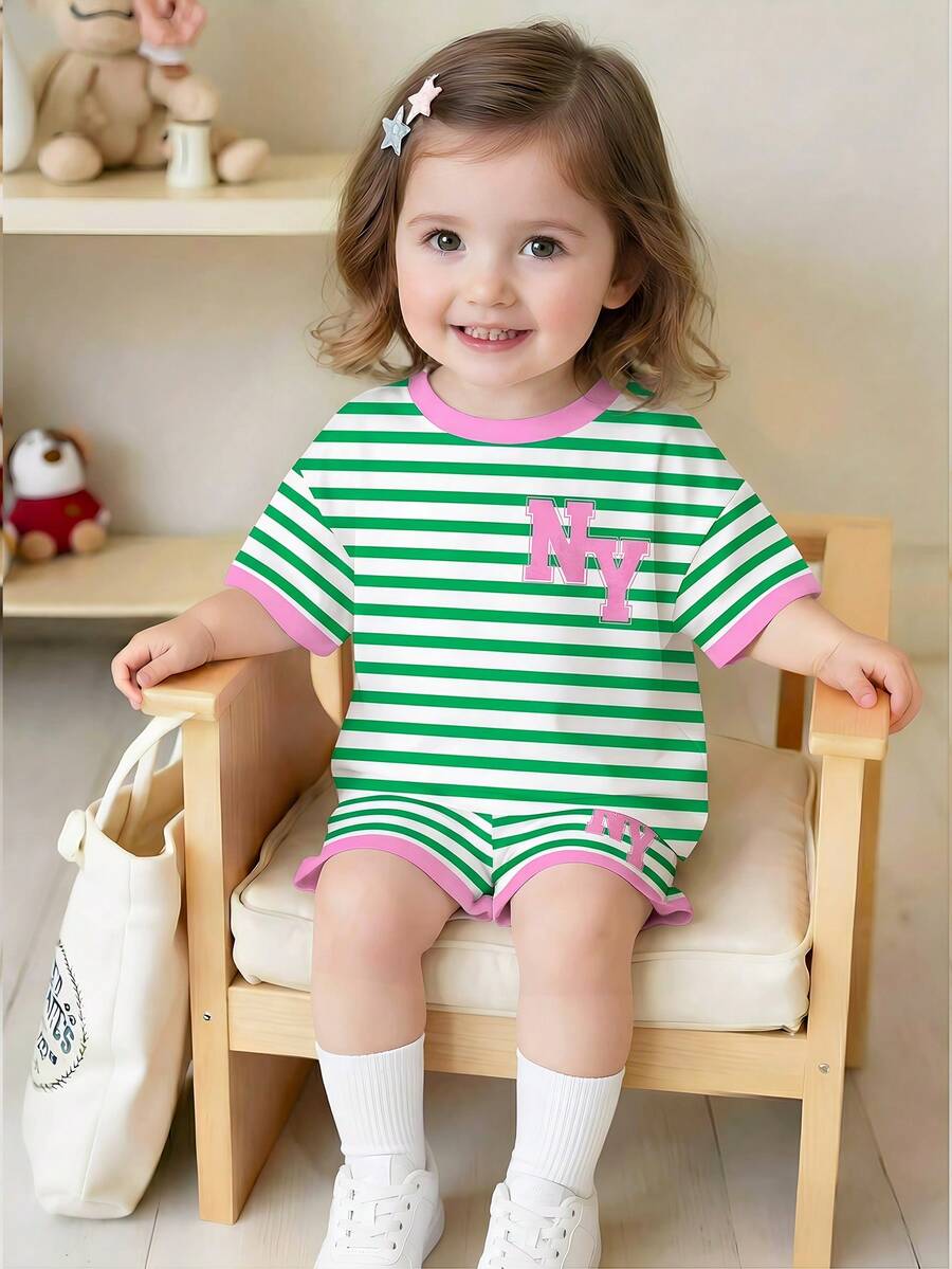 SHEIN Conjunto casual folgado de duas peças com estampa gráfica retrô em blocos de cores para bebês meninas, em verde e rosa vibrantes, ideal para passeios de verão, estilo coreano, confortável e estiloso, Y2K, kawaii, perfeito para festas, uso diário, férias, fofo, confortável, verão 2026, cottagecore, casual de fim de semana, passeio em família, ensaio fotográfico, look descontraído, blusas estampadas para bebês e meninas. - Multicolorido - Ver 1
