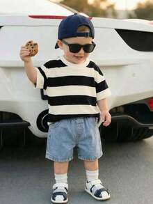 SHEIN Bộ đồ 2 món cho bé trai, gồm áo thun ngắn tay kẻ sọc đen trắng dễ thương và quần short denim, thích hợp cho mùa xuân/hè. - Đen và trắng - Xem 3