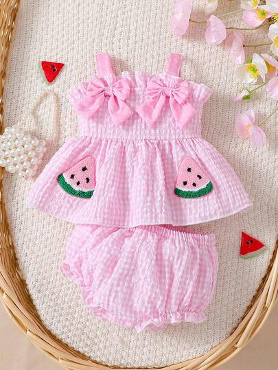 SHEIN Bộ đồ 2 mảnh cho bé gái sơ sinh: áo hai dây màu xanh trắng kẻ caro thêu hoa và quần đùi tam giác, kiểu dáng dễ thương, trong suốt, phù hợp cho chụp ảnh ngoài trời và du lịch.