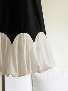 GlowEve Falda corta elegante de estilo commuter con flor de pétalo abultada, vestido corto suelto de cuello redondo y sin mangas de bloques de color para mujeres, adecuado para el té de la tarde, compras, vacaciones y citas - Blanco y Negro - Ver 5