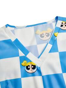 PopScrub THE POWERPUFF GIRLS X SHEIN 女士蓝白棋盘格趣味泡泡印花V领手术服上衣，亮丽蓝白卡通印花手术服上衣，V领口袋护士服 - 藍白色 - 查看 7